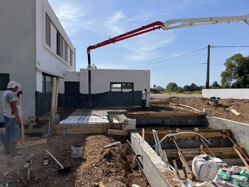 Construction piscine 10x5m et local technique enterré et carrelage sable grand format à Solliès-Pont Var