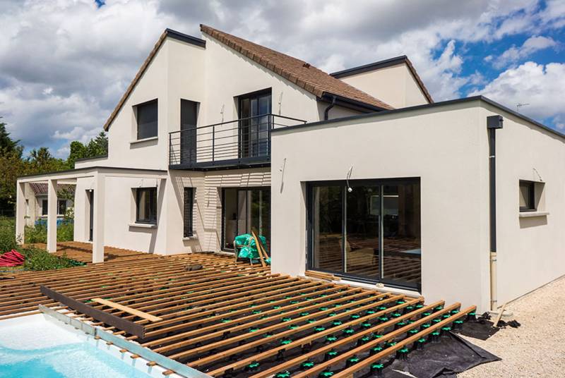 création extérieure d'une terrasse bois dans une maison moderne à Hyères 83400 Var
